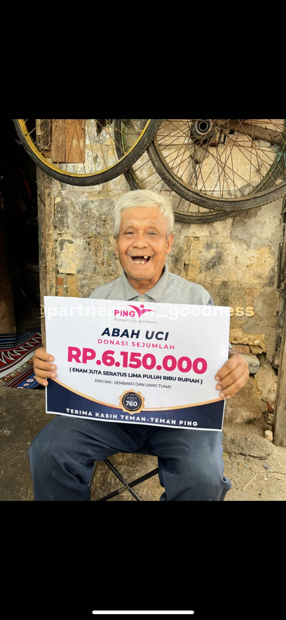 Entah berapa kali Abah menyebut Alhamdulillah atas rejeki yang beliau terima, tak ada kata lain yang menggambarkan rasa syukur beliau dan bahagia yang memenuhi hati Abah Uci.  Setiap hari beliau berjualan cilok agar dapat menafkahi istri dan cucu beliau.  Abah Uci menerima uang tunai, bantuan dari teman-teman PING dengan rasa syukur. Beliau bisa mempergunakan uang tersebut sebagai modal berdagang ataupun kebutuhan beliau lain nya.  Abah Uci yang ketika kami temui sedang tidak berjualan karena sakit, hari itu juga Abah bisa menumpahkan keluhann nya pada tim medis kami yang kemudian memeriksa dan memberikan obat yang tepat pada Abah Uci.  Abah Uci juga menerima sembako, kali ini Abah Uci akan pulang kampung dengan banyak oleh-oleh di tangan beliau untuk cucu dan istri Abah.  Abah Uci menghaturkan banyak terimakasih. Doa doa terpanjakan dari bibir Abah Uci memohonkan segala kebaikan untuk teman-teman PING yang telah begitu peduli pada Abah Uci.   Semoga Allah Subhanahu Wa Taa'la senantiasa memudahkan dan melancarkan kita dalam setiap urusan dan rezeki kita semua. . . . ##bantuabahuci##dhuafa##lansia##kramatjat##jakartatimur  . @partners_in_goodness