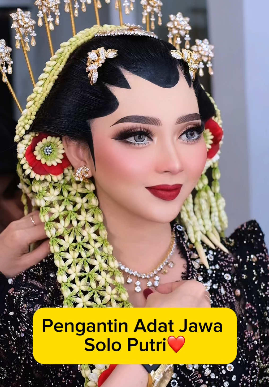 Siapa nih yang wedding impianya pingin di makeupin kyak gini..?😍❤️ #pengantinadatjawa #soloputri #makeupmanglingi #pengantinjawa #makeupartist 