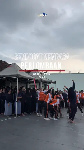 Semangat Warga Binaan Meriahkan PORSENI Hari Kedua di Lapas Perempuan Malang Malang – Lembaga Pemasyarakatan Perempuan Kelas IIA Malang, Kantor Wilayah Direktorat Jenderal Pemasyarakatan Jawa Timur kembali menggelar rangkaian Pekan Olahraga dan Seni (PORSENI) bagi Warga Binaan dalam rangka memperingati Hari Ulang Tahun (HUT) ke-80 Kemerdekaan Republik Indonesia. Kegiatan yang berlangsung pada Selasa, 12 Agustus 2025 ini diikuti oleh Warga Binaan dari Blok I hingga Blok V, menandai antusiasme tinggi mereka dalam memeriahkan peringatan hari bersejarah bangsa. Memasuki hari kedua pelaksanaan, PORSENI kali ini menampilkan dua perlombaan unik yang mengundang keceriaan, yaitu lomba estafet sarung dan estafet tepung. Kedua perlombaan ini digelar di lapangan bola voli Lapas Perempuan Malang mulai pukul 15.00 hingga 16.30 WIB. Suasana penuh semangat dan gelak tawa mewarnai jalannya kegiatan, namun tetap berlangsung tertib dan teratur di bawah pengawasan petugas. Kalapas Perempuan Malang, Yunengsih, menyampaikan bahwa kegiatan PORSENI tidak hanya menjadi ajang hiburan, tetapi juga sarana mempererat kebersamaan dan mengasah sportivitas di antara Warga Binaan. “Ini adalah wujud antusiasme Warga Binaan dalam merayakan kemerdekaan. Semoga kegiatan ini menjadi motivasi bagi mereka untuk terus bersemangat menjalani pembinaan,” ujarnya. Humas Lapas Perempuan Kelas IIA Malang @kemenkuhamri @kemenimpas @kumham.imipas @ditjenpas @ditjenpas.jatim @kemenpanrb @rbkunwas @ombudsmanri137 @agusandrianto.id @gun2gunawan29