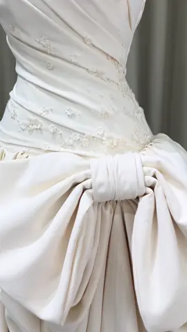 Mẫu này tui cover nè mấy bà 😜 màu vải không đại trà bận lên sang lắm 😜#covervaycuoicaocap #vaycuoithietke #corset #wedding 