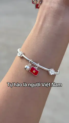 Tự hào 2 tiếng Việt Nam