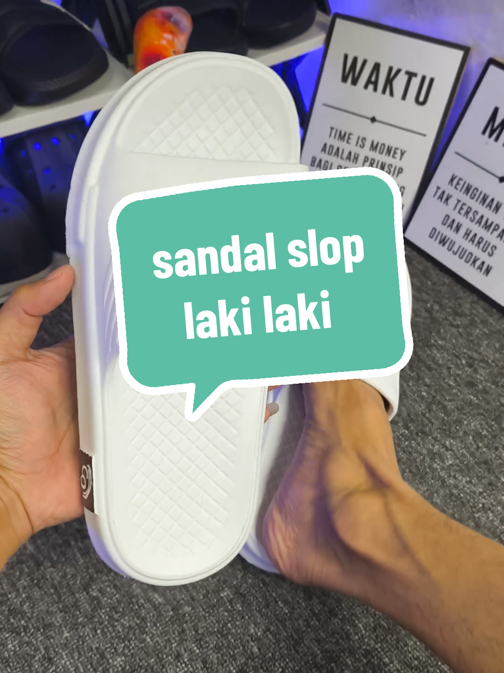 gak perlu mahal yang penting keren #sandal #sandalslop #sandalanaklakilaki #sandalcowok 