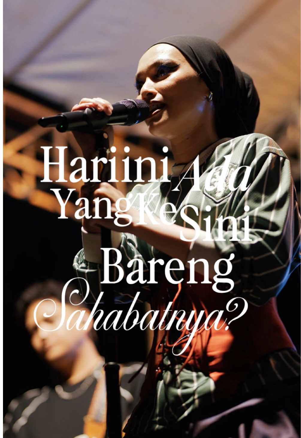 Dari semua nama yang pernah singgah di hidupku, tetap saja belum cukup untuk bikin aku merasa ahli dalam menerima perpisahan. Entah baik atau buruk di akhir pertemuan, aku tetap mencintai semua senang yang pernah kita lewatin. Setiap manggung, rasanya di lagu ini jadi saat paling tepat untuk aku menumpahkan rinduku. Terima kasih karna kamu mau mendengarkan, ikut merasakan, dan merayakan senangmu hari ini. #musikditiktok  #konsermusik #mittyzasia #fyp #overthinking 
