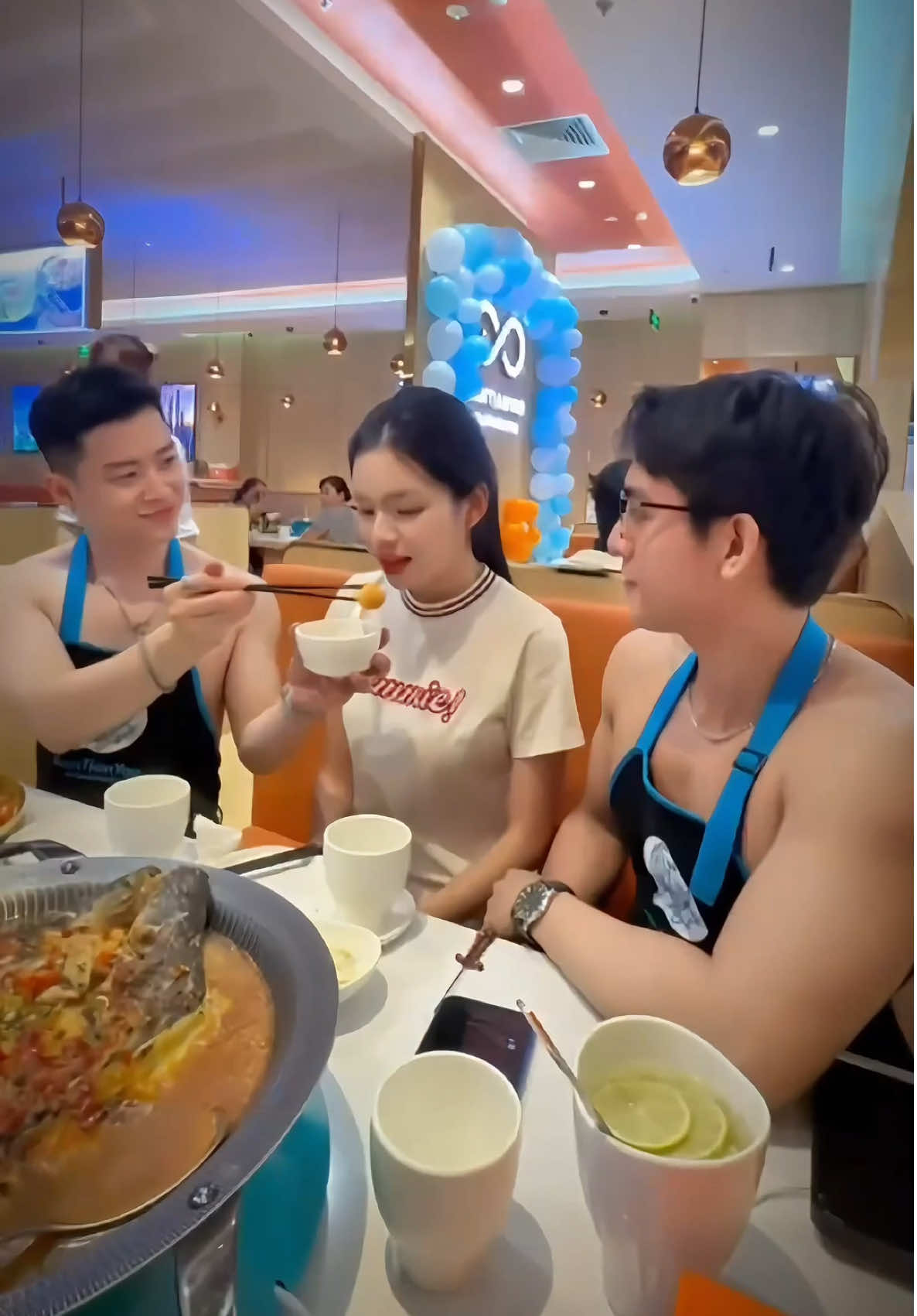 Em bé đi ăn 1 mình thì để hai anh chăm em nhé 🥰🥰 @BanTianYao Vietnam #bantianyaogrilledfish #vanhanhmallquan10 