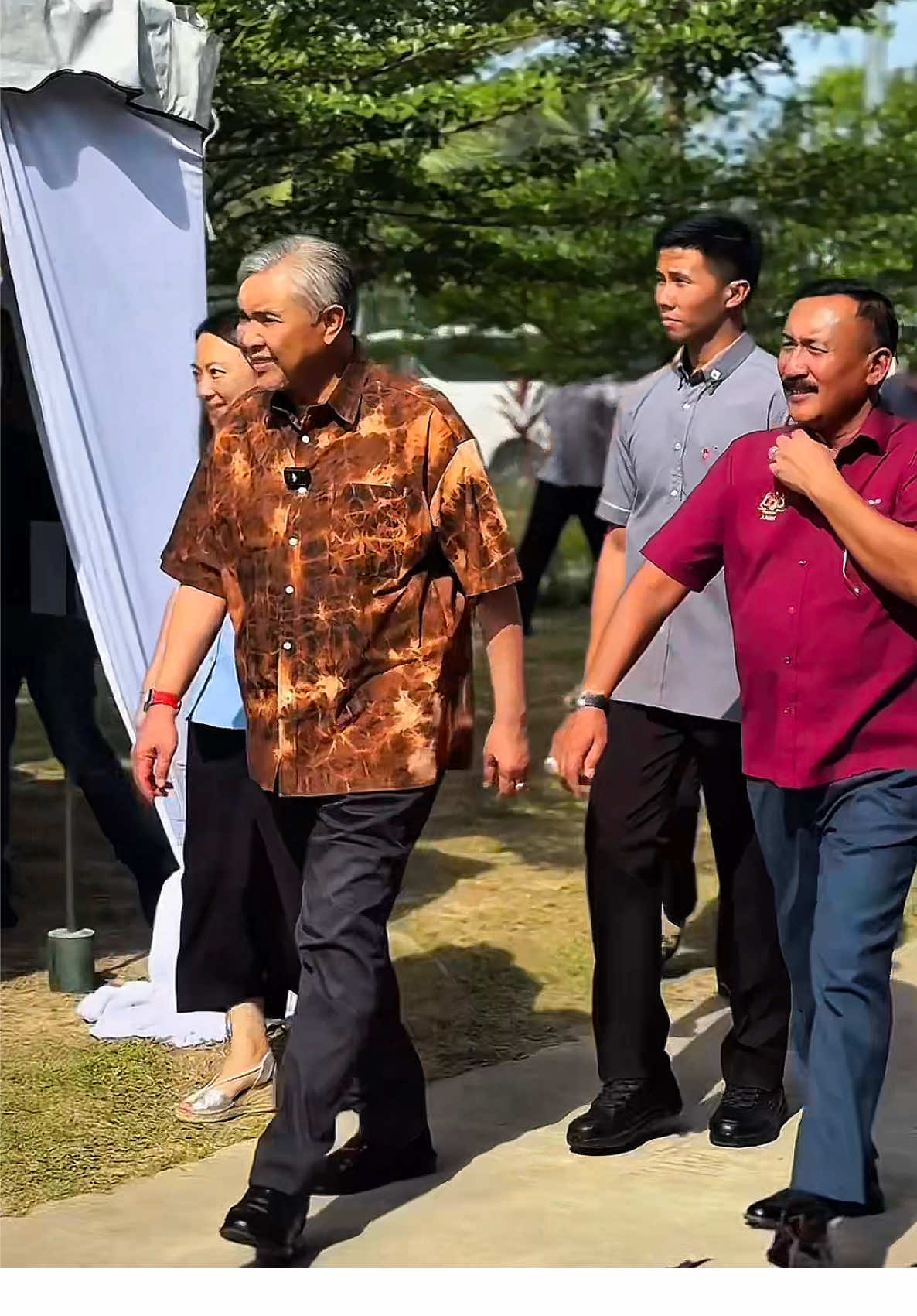 LAWATAN KERJA RASMI YAB TIMBALAN PERDANA MENTERI KE PUSAT PEMULIHAN PENAGIHAN NARKOTIK (PUSPEN) DENGKIL DENGKIL, 12 Ogos 2025 -YAB Dato’ Seri Dr. Ahmad Zahid bin Hamidi, Timbalan Perdana Menteri telah mengadakan lawatan kerja rasmi ke Pusat Pemulihan Penagihan Narkotik (PUSPEN) Dengkil, Selangor yang turut dihadiri oleh YB Hannah Yeoh, Menteri Belia dan Sukan. Lawatan ini merangkumi pelbagai pengisian termasuk Taklimat Sesi Lawatan Kerja PUSPEN Dengkil, majlis perasmian Transform Gym, lawatan ke Laman Hijau (Harvest Rock Melon) dan fasiliti klien lelaki, persembahan seni mempertahankan diri dan Fitness Dance di samping penyampaian sijil penghargaan serta cenderahati.  YAB Timbalan Perdana Menteri juga berkesempatan menyantuni penghuni PUSPEN dengan menzahirkan keprihatinan bagi proses pemulihan mereka serta mengiktiraf peranan PUSPEN yang sangat penting bagi membantu penagih dadah kembali pulih, berdaya tahan dan mampu berintegrasi semula dalam masyarakat. Lawatan ini selari dengan nilai-nilai Malaysia MADANI, untuk menzahirkan komitmen kerajaan bagi membanteras penyalahgunaan dadah serta memastikan proses pemulihan penagih dijalankan secara menyeluruh dan berkesan.  Turut hadir, YBhg. Dato’ Haji Abdul Halim bin Haji Abdul Rahman, Timbalan Ketua Setiausaha (Keselamatan) Kementerian Dalam Negeri dan YBhg. Dato’ Ruslin bin Jusoh, Ketua Pengarah Agensi Antidadah Kebangsaan. #RancakkanMADANI #MADANIBekerja #KDNReformasiMADANI #KDNYakinMADANI #MalaysiaMADANI 