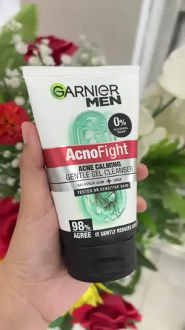 GMN Acno Fight Gentle Gel Cleanser - Gel cleanser pria yang optimal lawan jerawat, 100% nyaman di kulit, tanpa terasa kering! - Mengandung Salicylic Acid & Centella - Low Ph dan No Alcohol - Teruji klinis aman untuk kulit sensitif - Tekstur gel yang lembut di kulit #GWKSpectaContent #NYAMANLAWANJERAWAT #GarnierIndonesia #GarnierCC2025 #CPDSpectaAcnoFightGel