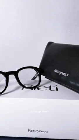 Aku lagi cari kacamata di Korea dan nemuin brand ini! Cantik banget dan cocok dipakai dengan semua outfit! Kayaknya brand ini lagi hype dehh 🤔soalnya collectionya banyak dan lebih affordable! 🩶🫶🏻 👓In frame : Rieti [ENRICO RT 1017] #glasses #korea #musinsa 