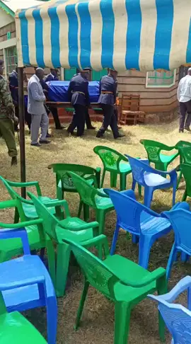 Ni huzuni kuu zaidi kuona babake mtu akizikwa juu ya kudungwa visu na wezi.  Tharaka Nithi Maraa constituency Murunga area ndiko afande gitonga amezikwa, iwapo huyu ni askari na je raia wangapi wamepitia jinamizi hili?  Mungu ailaze roho yako pema afande😭😭.  Officers i want you to declare total war against violent robbers and screwdriver us also a recovery lima izo mithiti kabisaa and remember Forgiveness is left to God but booking their appointment to meet their creator is our  responsibility