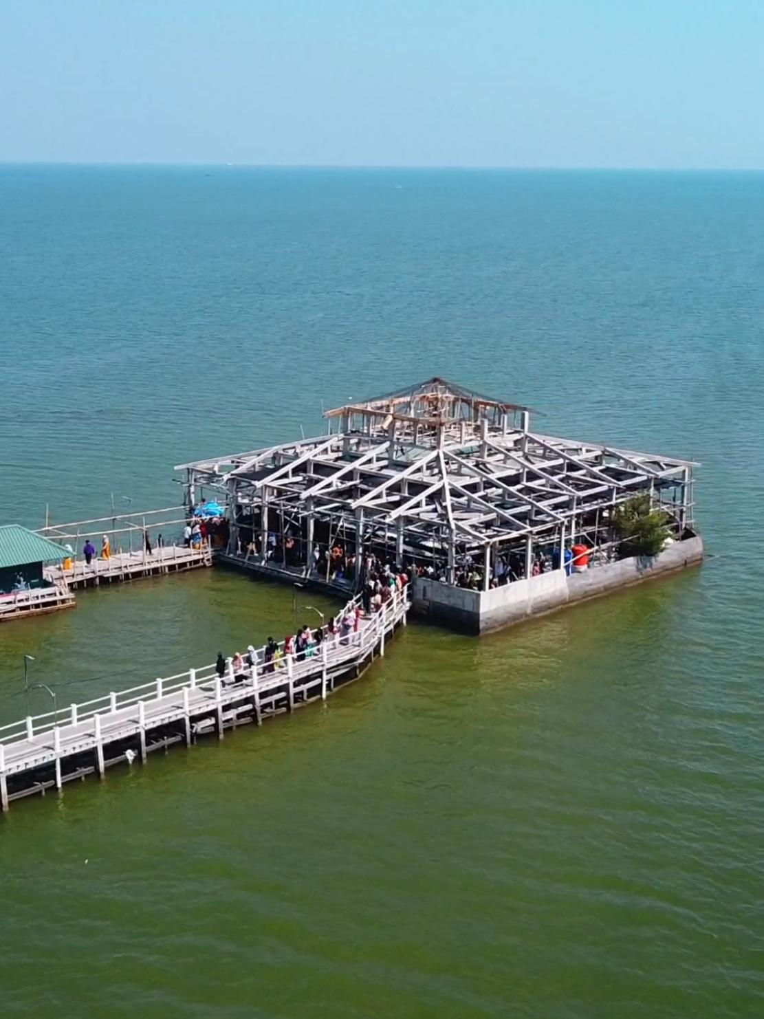 letak makam tengah laut Sayung, Syekh Abdullah Mudzakkir, dahulu adalah daratan perkampungan & lahan pertanian (-1970) yg sekarang sudah tenggelam oleh lautan #makamtengahlaut 