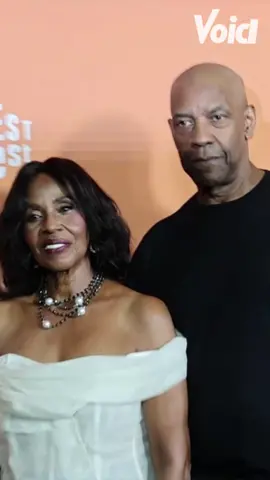 Pauletta et Denzel Washington étaient à la première new-yorkaise du film Highest 2 Lowest au Brooklyn Academy of Music 🎥✨. Un couple toujours aussi complice et fort, preuve que leur histoire d’amour traverse le temps avec élégance ❤️. L’acteur, malgré son immense célébrité, aime rappeler qu’il reste un homme simple : « Vous savez, je dois toujours sortir les poubelles chez moi », a-t-il confié avec humour lors d’une interview (Arte). Toujours prêt à plaisanter, il a aussi raconté qu’il fait les courses… mais ne ramène jamais tout ce qu’il faut ! 🛒😂 Mariés depuis 1983, ils ont construit une belle famille avec leurs quatre enfants : John David, Katia, et les jumeaux Olivia et Malcolm. Sa femme, quant à elle, a souligné dans une interview accordée à People Magazine que leur amour est avant tout un travail quotidien : « Il n’y a pas de secret, c’est du travail ! Il ne s’agit pas de rester assis là » 💪❤️. Une relation authentique qui nous rappelle que derrière la star, il y a avant tout un homme et un couple engagés, cultivant leur complicité et leur respect mutuel chaque jour 🌟. #denzelwashington #paulettawashington #RespectMutuel #CoupleIconique #couple 