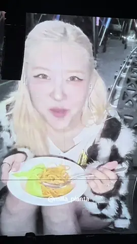 Rosè eating pasta during Milan #blackpink #blackpinkinyourarea #blackpinkmilan #rosé #kpopfyp 