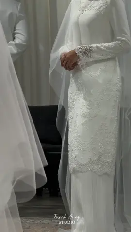 Elegant baju kurung adorned with hand-beaded lace on the sleeves, hemline, and chest, paired with a graceful pleated skirt ✨ #malaywedding #malayweddingguide #malayweddingdress #malayweddingphotographer #nika 