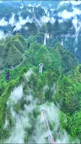 A Ponte Aizhai — O Dragão que Cruza o Desfiladeiro Ponte ligada à caverna, caverna ligada à ponte, um enorme dragão voa atravessando o desfiladeiro de norte a sul — esta é a Ponte Aizhai, que conquistou vários recordes mundiais, a ponte mais bonita de Hunan. Superprojeto, Ponte da China, Xiangxi, Ponte Aizhai. #EngenhariaImpressionante #PonteAizhai #BelezasDaChina #viral #tiktok 
