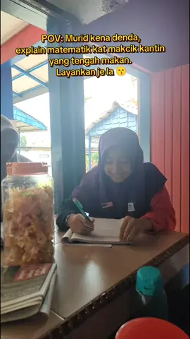 Cikgu Chang punya denda lain macam 😅   Makcik kantin jadi mangsa confused 🤣   krikkk krikkk* 🦗🦗 + makan ceker ayam... Moral of the story:  Still, good for the student — can explain better and speak confidently.👍🏻🫰🏻😘 #POVCikguChang #SekolahVibes #DendaLuarKotak #MakcikKantinBlur #TikTokSekolah #LawakBudakSekolah #makcikkantin 