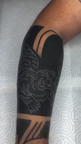 • @markhearttattoo  #WHITEonblacktattoo by @TTTSWRLDS #TTTSWRLDS ™️ #whiteinktattoo #blacktattoo #blackworktattoo #blackwork #blacksleeve #tattoolife #blacksleevetattoo #whiteonblack #bodymodification #blackworktattoos #darktattoos 