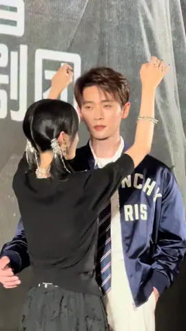 eheheh liat gak sih sampai merah gtu cheng lei nya salting brutal gak sih 😂😂☺️☺️ #zhouye #chenglei #legendofthefemalegeneral #fypp  #douyin_china 