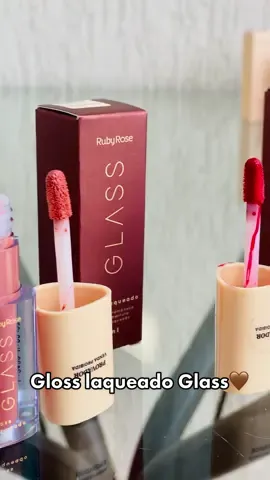O Gloss Laqueado Ruby Rose é aquele toque final que transforma qualquer make. Com textura confortável, ele entrega um brilho intenso e efeito espelhado, deixando os lábios irresistíveis sem sensação pegajosa. Perfeito para usar sozinho ou por cima do batom, ele valoriza o seu sorriso e garante um visual moderno e sofisticado.