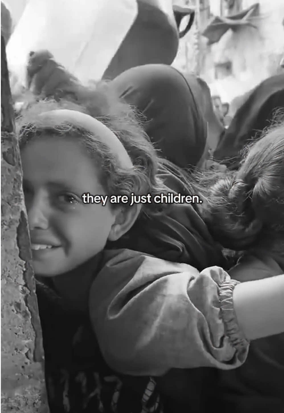 Ich bin schockiert, dass wir in einer Welt leben, in der Kinder Angst haben statt zu spielen. In der Familien nicht wissen, ob sie den nächsten Morgen sehen. In der wir zusehen, wie Unschuldige hungern,weinen, leiden – und wir weitermachen, als wäre es normal. Das ist nicht normal. Es geht nicht um Politik – es geht um Menschlichkeit. Jedes Leben zählt. Jedes Herz verdient Frieden. Und niemand sollte je lernen müssen, wie schwer Stille wiegt 💔#freepalestine #freepalestine🇵🇸❤️ #humanity #standwithgaza 