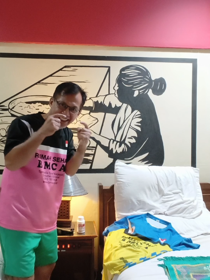 Hubungan suami istri memiliki banyak manfaat, baik secara fisik maupun psikologis. Secara fisik, hubungan intim dapat meningkatkan kekebalan tubuh, mengurangi stres, membakar kalori, dan meningkatkan kualitas tidur. Secara psikologis, hubungan intim dapat memperkuat ikatan emosional, meningkatkan komunikasi, dan membangun kepercayaan antar pasangan.  Berikut adalah beberapa manfaat hubungan suami istri secara lebih rinci: Manfaat Fisik: Meningkatkan kekebalan tubuh: Hubungan intim dapat meningkatkan produksi antibodi dan meningkatkan sistem kekebalan tubuh, membuat tubuh lebih tahan terhadap penyakit, menurut Halodoc.  Mengurangi stres: Aktivitas seksual dapat memicu pelepasan endorfin dan hormon bahagia lainnya yang dapat membantu mengurangi stres dan kecemasan, menurut Halodoc.  Membakar kalori: Hubungan intim dapat membakar kalori, meskipun tidak sebanyak olahraga intensif, tetapi tetap berkontribusi pada pembakaran kalori tubuh, menurut Halodoc.  Meningkatkan kualitas tidur: Aktivitas seksual dapat membantu meningkatkan kualitas tidur karena memicu pelepasan hormon yang membuat rileks dan mudah mengantuk, menurut Alodokter.  Meningkatkan kesehatan jantung: Berhubungan intim secara teratur dapat membantu menjaga kesehatan jantung dengan meningkatkan sirkulasi darah dan menurunkan tekanan darah, menurut Hello Sehat.  Mencegah penuaan dini: Beberapa penelitian menunjukkan bahwa hubungan intim dapat membantu mencegah penuaan dini dengan meningkatkan produksi hormon dan menjaga kesehatan kulit, menurut Lifepack.id.  Manfaat Psikologis: Memperkuat ikatan emosional: Hubungan intim dapat memperkuat ikatan emosional antara suami dan istri, menciptakan rasa kedekatan dan keintiman, menurut Alodokter.  Meningkatkan komunikasi: Hubungan intim yang sehat dapat meningkatkan komunikasi dan pemahaman antara pasangan, menurut Alodokter.  Membangun kepercayaan: Hubungan intim yang baik dapat membangun kepercayaan dan rasa aman dalam hubungan, menurut Alodokter.  Meningkatkan kepercayaan diri: Hubungan intim yang memuaskan dapat meningkatkan kepercayaan diri dan rasa percaya diri pada pasangan, menurut Lifepack.id.  Meningkatkan kebahagiaan: Hubungan intim yang sehat dapat meningkatkan kebahagiaan dan kepuasan dalam hubungan, menurut CNN Indonesia.  #manfaathubungansuamiistri  #lemahsyahwat  #impotensi  #disfungsiereksi  #harcoricosanjaya 