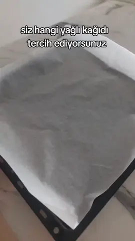 Özellikle erişilebilir pişirme yağlı kağıtları ağartılmış özelliktedir. Bunların üretiminde klor ile ağartma işlemi yapılır ve bu işlem sonunda dioksin dediğimiz insanlar için muhtemel kanserojen bir madde oluşur. Bu nedenle ağartılmamış ürün tercih etmelisiniz.
