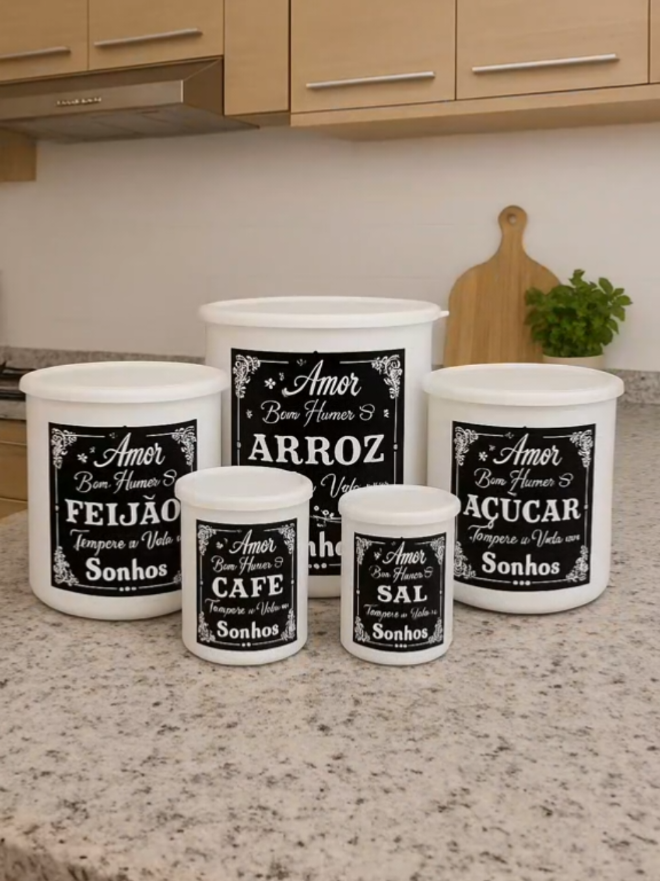 Kit com 5 potes plásticos decorados, ideais para arroz, feijão, açúcar, café e sal. Leves, resistentes e com frases que encantam. Deixe sua cozinha mais bonita e organizada! #CozinhaOrganizada #PotesDecorados #DecoraçãoCozinha #DicaDeCasa #UtilidadesDomésticas     