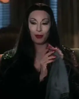 Addams Family Values 1993 films #anjelicahuston  #morticia #fyp #forfun #oui 😭🙌