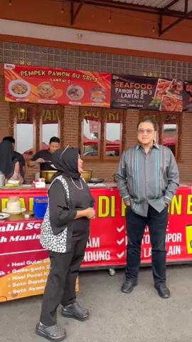 Terimakasih Bapak DEDE YUSUF sudah Mampir Di Sarapan Pagi Pawon Bu Sri 3  Kalian Harus Coba Lontong Opor Ayam Juara kami  #dedeyusuf  #sarapan  #sarapanpagi  #kabupaten  #kabupatenbandung 