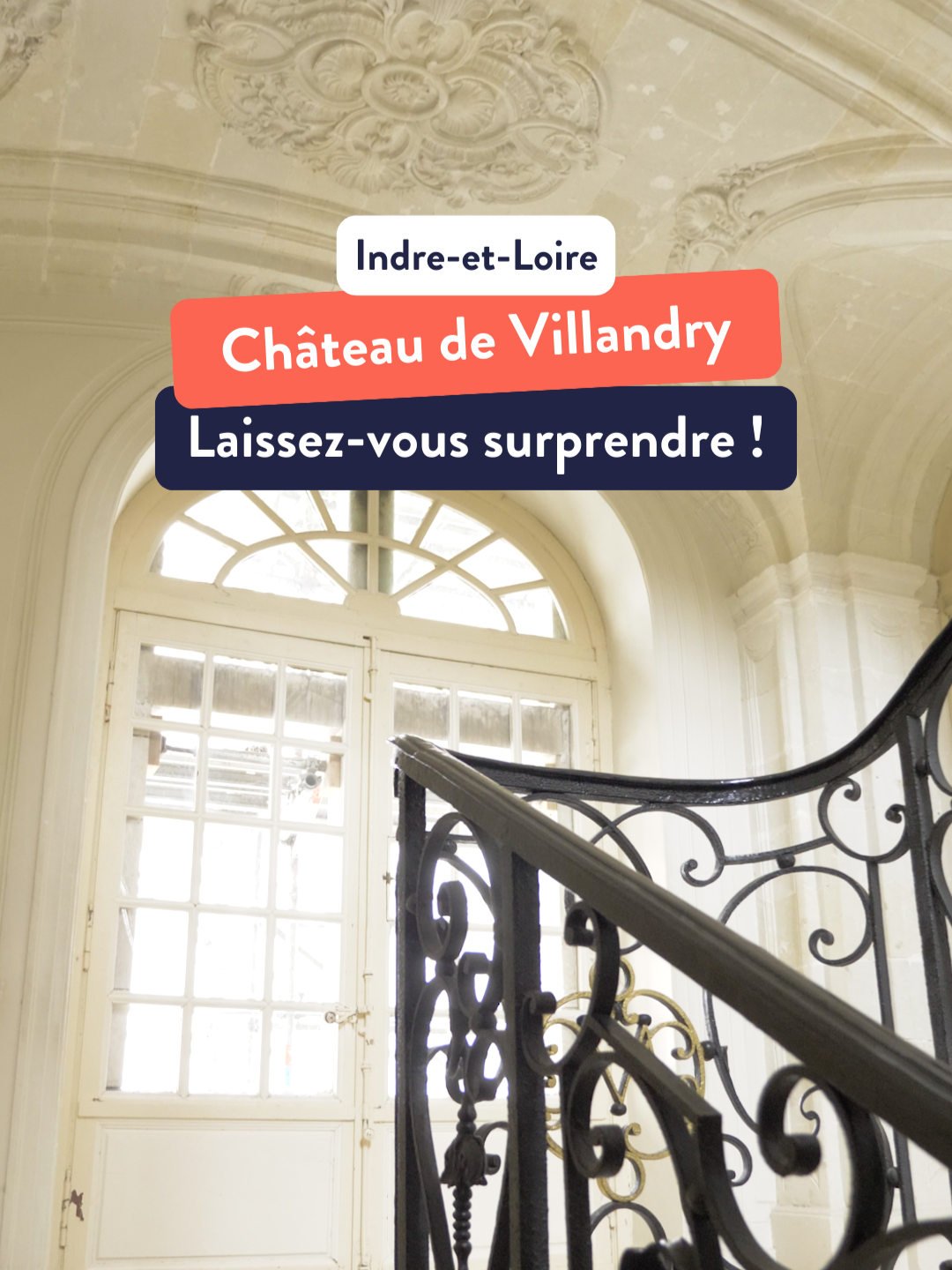 À l’intérieur du @chateauvillandry le temps semble suspendu… 🕰️ Les dorures et les boiseries sculptées témoignent du soin apporté à chaque pièce. La lumière naturelle met en valeur les parquets anciens et les tissus d’époque, révélant le raffinement discret d’un art de vivre à la française ✨ Du salon aux chambres, en passant par la salle à manger, chaque espace du château offre une atmosphère chaleureuse et soignée. Villandry dévoile un intérieur harmonieux, où le charme de l’ancien se mêle à une vraie douceur de vivre 🏰 Envie d’un moment hors du temps ? Laissez-vous porter par la beauté des lieux, et ouvrez grand les yeux… 👀 #villandry #chateau #patrimoine #valleedelaloire
