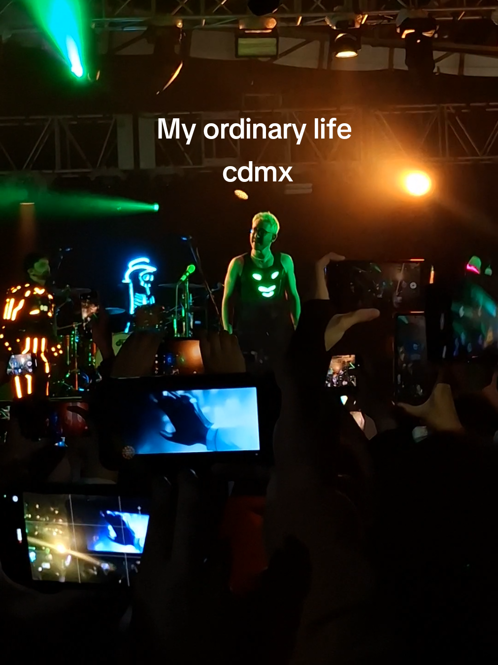 aquí podemos observar a un wey grabando con una Nintendo ds y a otro wey en su propio edit jajaja amé #thelivingtombstonefnaf #myordinarylife  ##thelivingtombstone #conciertocmdx #thelivingtombstonecdmx 