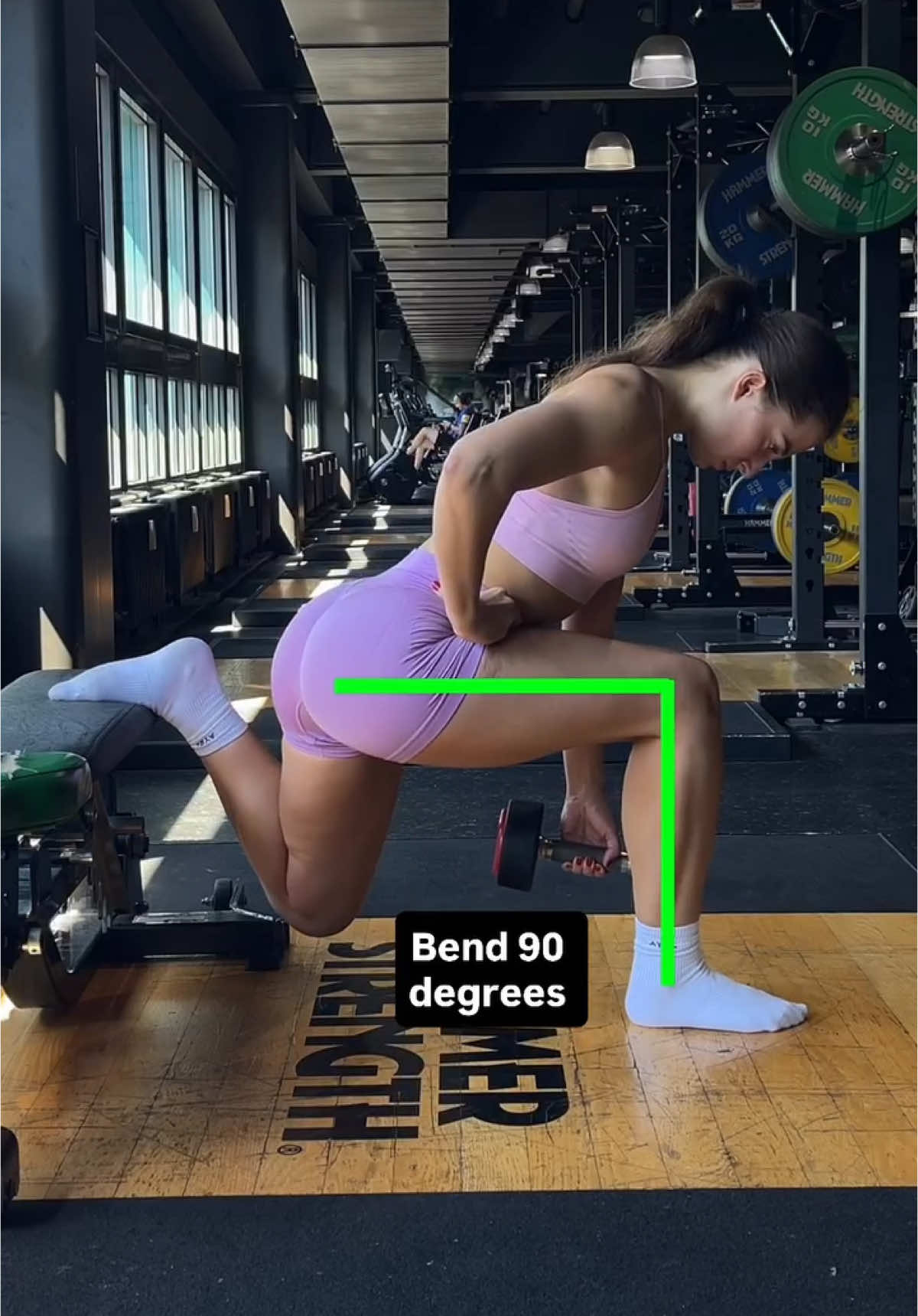HOW TO BULGARIAN SPLIT SQUAT✅ @AYBL PAIGE10 GLUTE BIASED BULGARIANS🍑👇🏼 SETUP⚙️ - Grab a bench that’s around knee height  - Grab one dumbell  POSITIONING🧍‍♀️ - Stand a few feet away from the bench  - Place the top of your back foot on the bench. - Hold the dumbbell in the opposite hand to your working leg  - Hinge your torso forwards - Engage your core  - Spine neutral  - Tuck your chin  MOVEMENT💪🏼 - Push hips back towards the bench as you bend your standing leg  - Keep your knee directly over your ankle - Bend until you get to 90 degrees  - Drive through your front heel & push your hips forward TIPS💡 - Keep 80-90% of the weight in your standing leg  - Avoid pushing off your back food  - Aim for a 3 second negative  #bulgariansplitsquat #formtips 