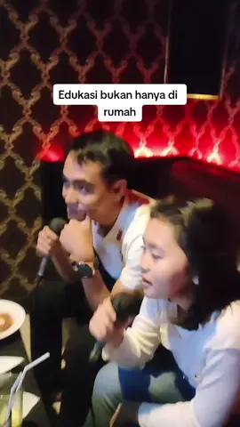 kalau mau karoeke ajak mamah papah aja ya nak... karna kalo sama yg lain bahaya. dunia kejam nak...