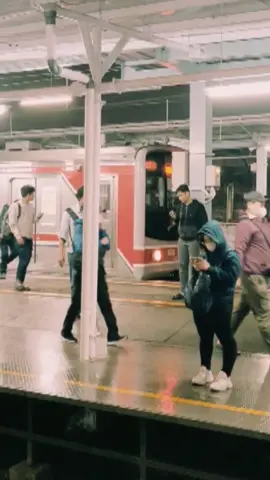 Ada yang buru-buru, ada yang santai, semua sama-sama lelah 🚊✨ #pulangkerja #afterofficevibes  #stasiunkereta #commuterline #storyvideo  #FYP 