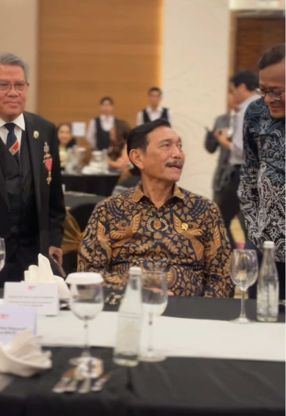 Auranya itu lohh🥶 Sorotan mata yang tajam dan penuh wibawa, Menyalaa Opung Luhut Binsar Pandjaitan🇮🇩🎖️✨🥰🔥 #luhutpanjaitan #luhut #fyp #xyzbca #viral 