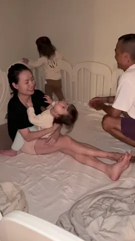 Mỗi cái ôm kéo dài hơn 6s cơ thể sẽ tiết ra hooc-môn oxytocin có tác dụng thúc đẩy cảm giác mãn nguyện, làm giảm sự lo lắng và căng thẳng, tức giận, cô đơn, đồng thời tạo ra cảm giác an toàn, yêu thương, gắn kết tình cảm đặc biệt giữa bố mẹ và con cái. Nếu ngày nào bạn cũng ôm con thật nhiều trước lúc đi ngủ con sẽ có một giấc ngủ thật ngon và mơ những giấc mơ đẹp ♥️ #uttwins #songsinh 