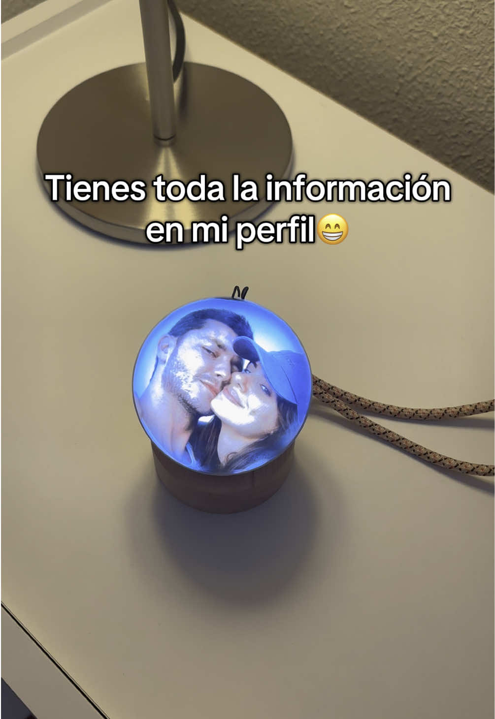 Respuesta a @lau Hemos respondido a Laura, pero esto va para todos los que os preguntáis dónde podéis conseguirla ✨ La esfera que guarda tus recuerdos más especiales 💖 #esferaderecuerdos #regalounico #momentosespeciales #recuerdos #tiktokmademebuyit #giftideas #ideaspararegalar #momentosúnicos #emociones #lamparapersonalizada Esta esfera proyecta tus recuerdos en cualquier lugar, para que revivas esos momentos una y otra vez. Perfecta para fotos de pareja, familia, mascotas o cualquier instante que quieras guardar para siempre.