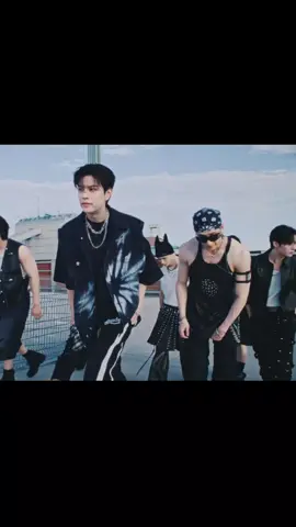 HELLOO!?!?!? BANGCHAN?!?!?! OMGGGG HE LOOKS SO FINEEEE #StrayKids #skz #bangchan #stay 