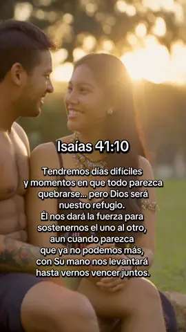 El amor verdadero ❤️ no es ausencia de pruebas 🌪️, sino caminar juntos 🤝 tomados de la mano de Dios ✝️. Cuando el cansancio 😮‍💨 y las tormentas intenten separarlos 💔, recuerden esta promesa 📖: «No tengas miedo, porque yo estoy contigo; no te desalientes, porque yo soy tu Dios. Te daré fuerzas y te ayudaré; te sostendré con mi mano derecha victoriosa» ✨ (Isaías 41:10). #AmorCristiano #ParejasDeFe #DiosEsFiel #VersículoDelDía #AmorEterno      