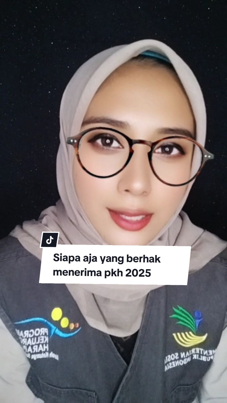 Membalas @tiaraaa_norfitaaa 📌 Siapa saja yang berhak menerima PKH 2025? PKH hanya diberikan untuk WNI yang terdaftar di DTKS/DTSEN, tergolong rumah tangga miskin/rentan, dan punya salah satu anggota prioritas: 👶 Anak usia dini (0–6 tahun) 📚 Anak sekolah (6–21 tahun) 🤰 Ibu hamil/nifas 🧓 Lansia ♿ Penyandang disabilitas berat 💡 Cek status bantuan di cekbansos.kemensos.go.id atau ke kantor desa/kelurahan terdekat. ❓ Punya pertanyaan? Tulis di komentar, nanti saya jawab di video selanjutnya ya #SyaratPKH2025 #PKH #Bansos2025 #BansosTepatSasaran #DTKS #Kemensos #CekBansos #PendampingPKH #EvaPendampingKita #IbuHamil #Lansia #Disabilitas #PraSejahtera #InfoBansos #UntukKPM #FYP