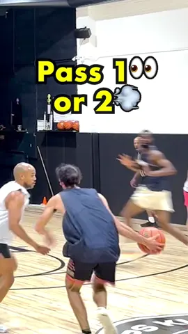 pass 1 or 2?? #basketball #hoops #nyc #hooper #newyork 