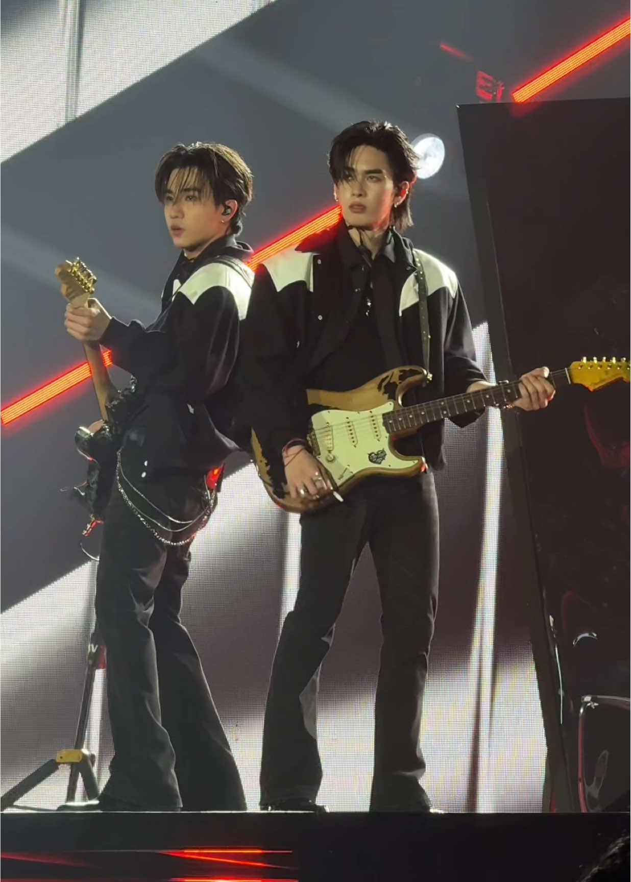 ร้อง secret คู่ เล่นกีตาร์คู่เป็นกีตาร์พี่เพิร์ธด้วย เท่มาก @PERTHPPE @Santa  #PerthSantaFanconD1 #PerthSantaFancon #PerthSanta #เพิร์ธแซนต้า 