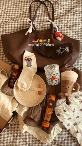 A few favorites for Fall 2025 🎃🍁 I love Autumn hauls so much 🤭 #fallhaul #fallfinds #fallbucketlist #fall2025 #fallseason🍂 #fallseason #fallvibes🍂 #fallvibes #fallcountdown #falliscoming #fallismyfavoriteseason #fallaesthetic #fallgirl #fallseason #fallvibes #fallmood #fallessentials #fallfavorites #bathandbodyworkshalloween #jellycats #jellycathaul #anthropologie #autumngirl #autumniscoming #autumngirl #autumndecor #falltok #autumntok 
