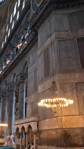 Masjid Hagia Sophia adalah masjid bersejarah di Istanbul, Turki, yang awalnya dibangun sebagai gereja Ortodoks Yunani pada abad ke-6 M. Bangunan ini telah mengalami beberapa perubahan fungsi, termasuk menjadi museum dan akhirnya kembali menjadi masjid pada tahun 2020.#fypシ゚ #masjidturki 