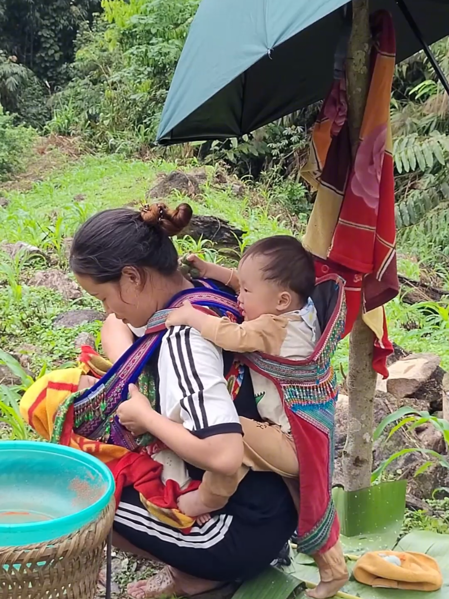 A 19-year-old single mother carried her two children on her back to fertilize corn