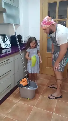 Después de 3 años sigo sin saber fregar 🧼!! 😬🤣🤦🏻‍♂️ #ligimoyeliana #fregar #limpiar #limpiarlacasa #enseñar 