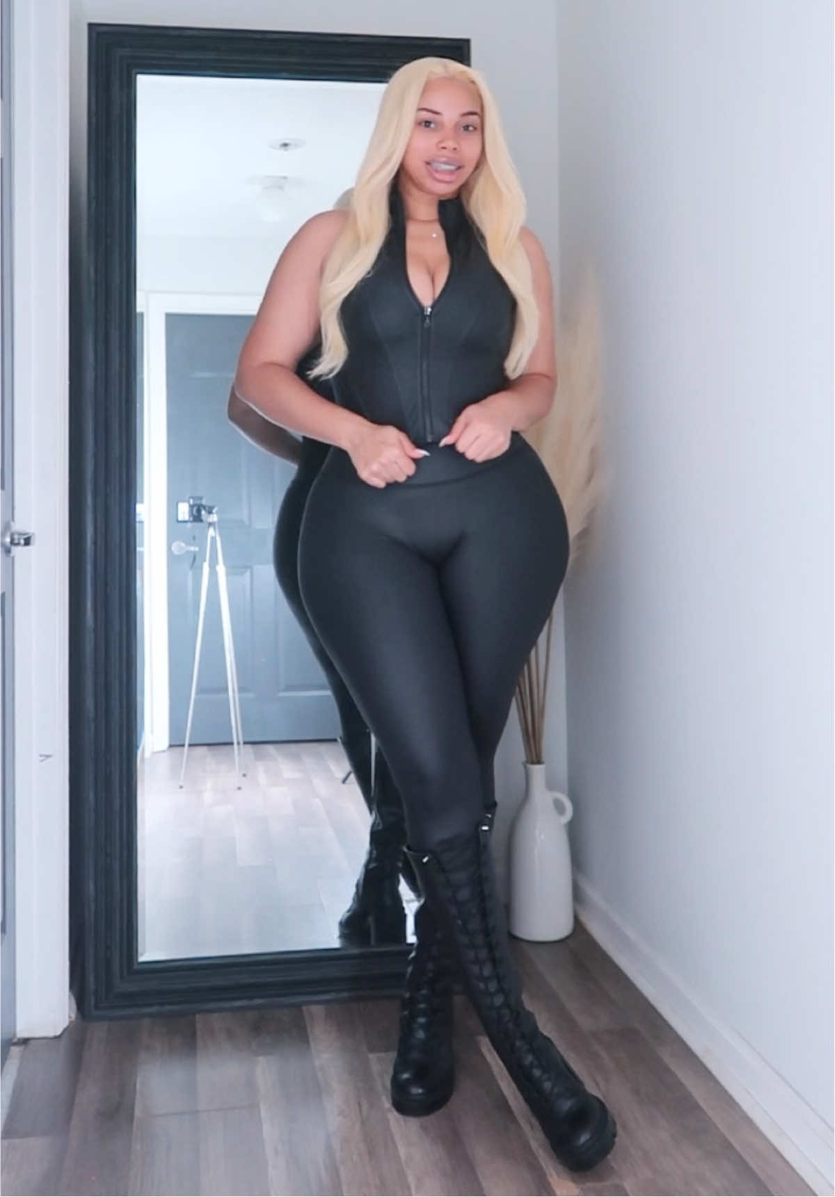 I’m in love😩 The leggings are tagged in the shopping cart I’m in a size xl. I’ll tag the top in the next video. I love this outfit so much omg🖤 #firmabs #fauxleather #falloutfitinspo #midsizefashion #allblackoutfitinspo 