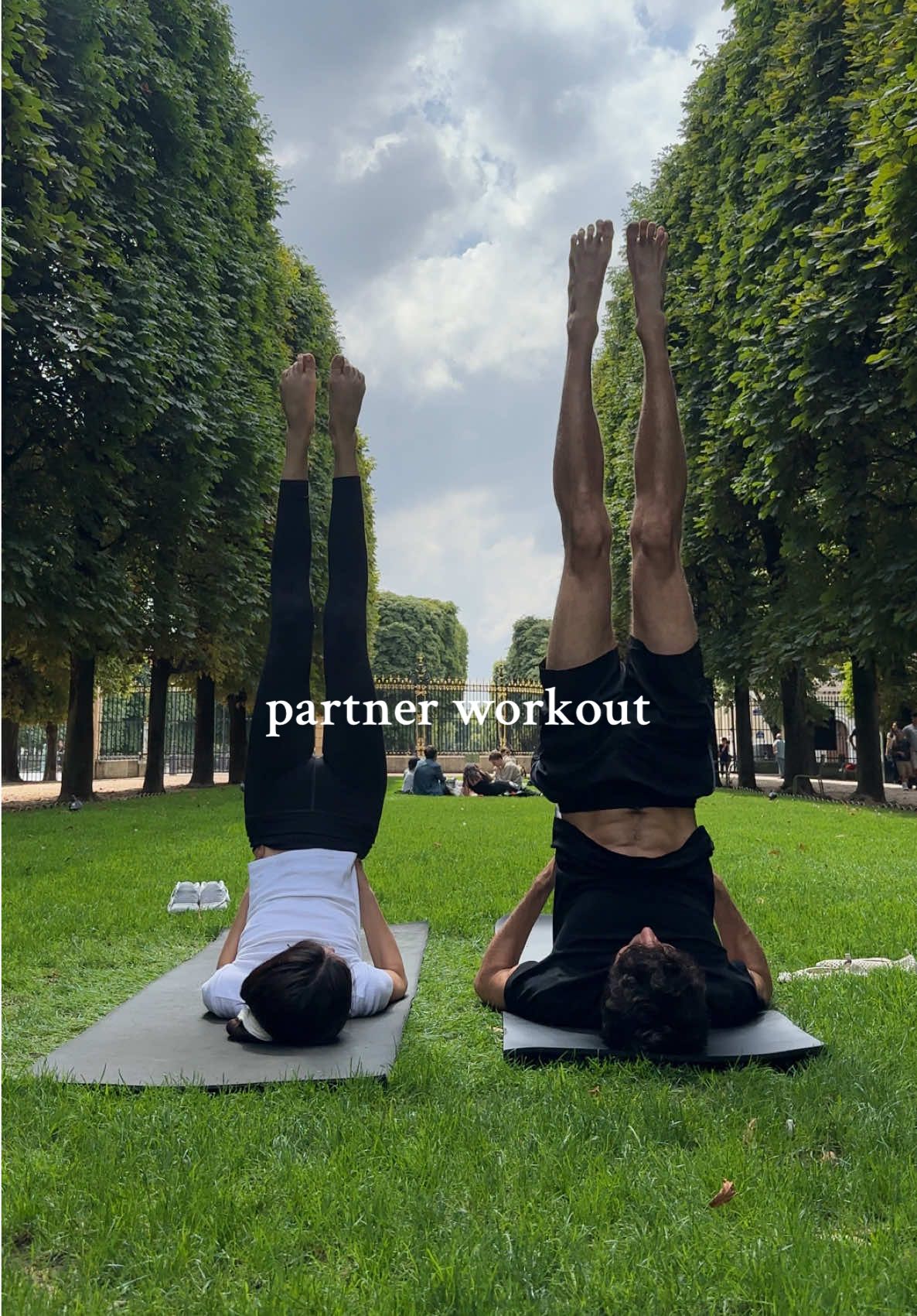 low impact partner workout in jardin du luxembourg x  #workoutroutine #lowimpactworkout #outdoorworkout #partnerworkout #coupleworkout  