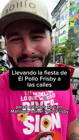 Así recorrimos los barrios de Medellín llevando la fiesta de Frisby a la gente sabrosita. ¿Qué tal los bailes con @Pollo Frisby? Nadie lo hace como Frisby lo hace, aplica para el bailoteo. #frisby #frisbycolombia #colombia #tiktokcolombia 