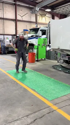 Who doesn’t love bubble wrap?!? Happy Tuesday you goof balls! #funny #viral #bluecollar #FYP #kenworth 