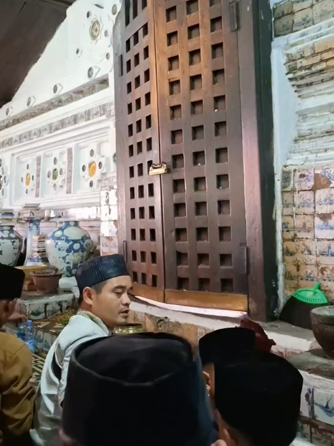 Yang udah pernah kesini pasti pengen bgt bisa kesini lagi dan sudah pasti mengusahakannya... !!! Bagi yg belum gimana... ???!!! #sunangunungjati #ziarahwali  #fypviralシ #fyppppppppppppppppppppppp #berandatiktok 
