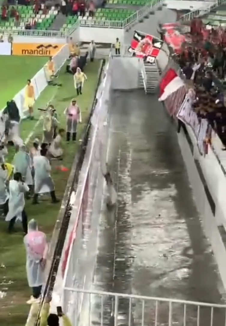 Momen selebrasi Mierza dan terjatuh kedalam parit yang ada didepan tribun Stadion Utama Sumut. Sang pemain tidak tau ada parit dan terjatuh kedalam parit Nus. Video: tentangbola.idn  #NusaLiga #TimnasIndonesia 